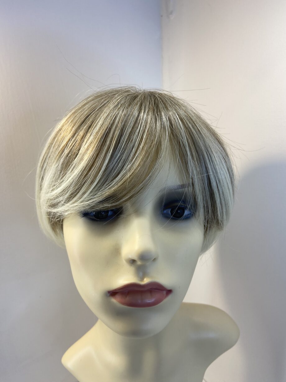 New blonde highlighted wig. Blss835