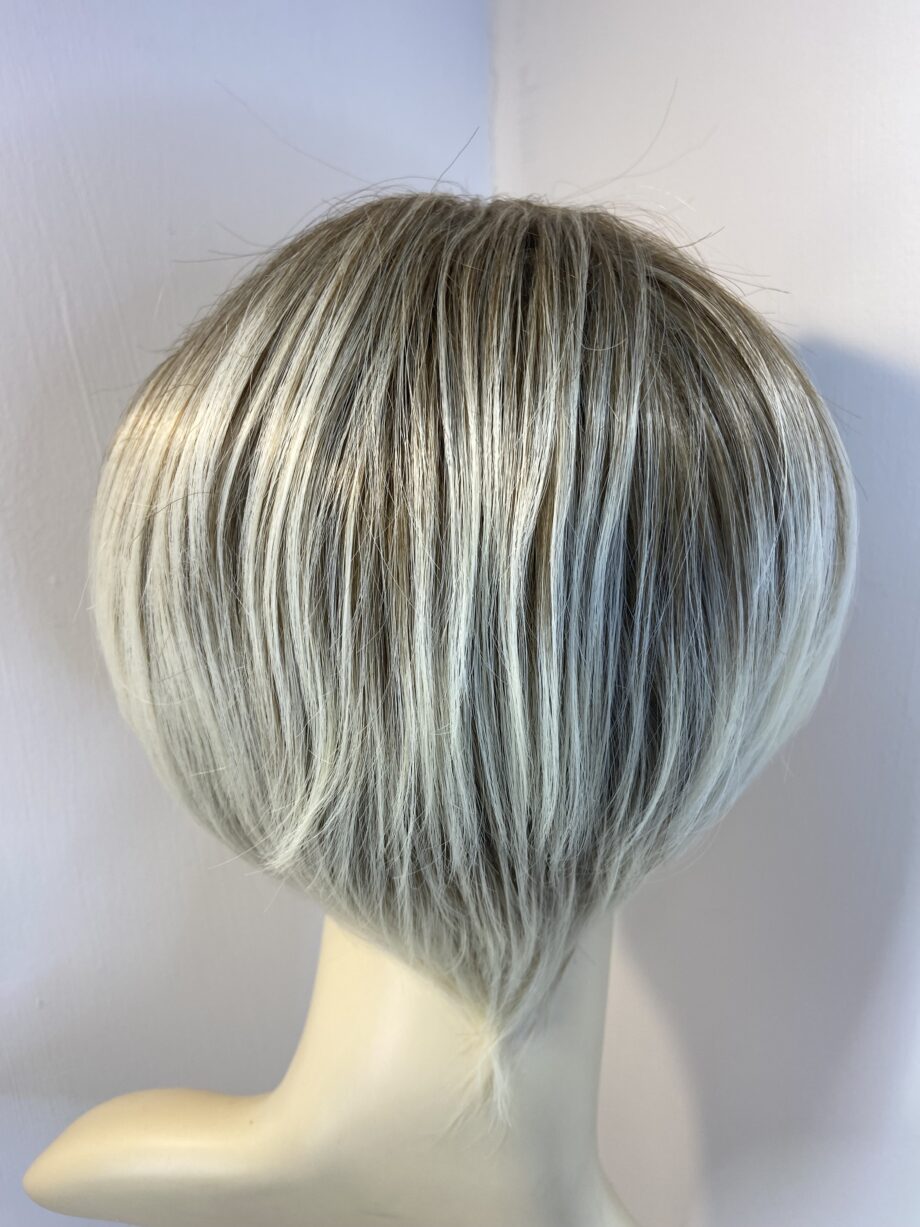 New blonde highlighted wig. Blss835