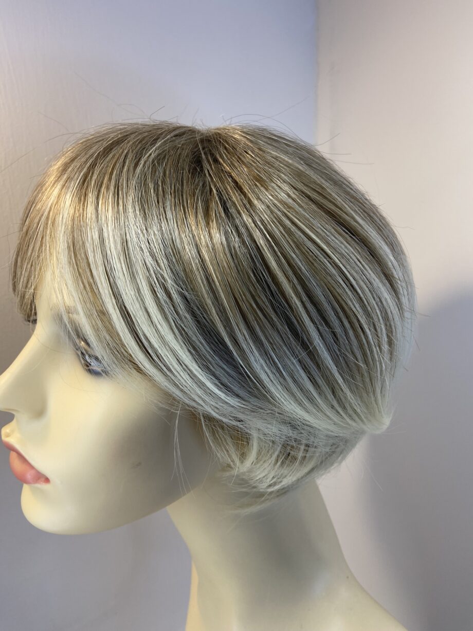 New blonde highlighted wig. Blss835