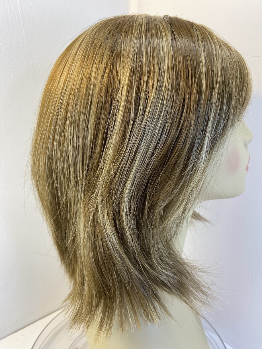 Stylish brown highlighted wig. Brms112