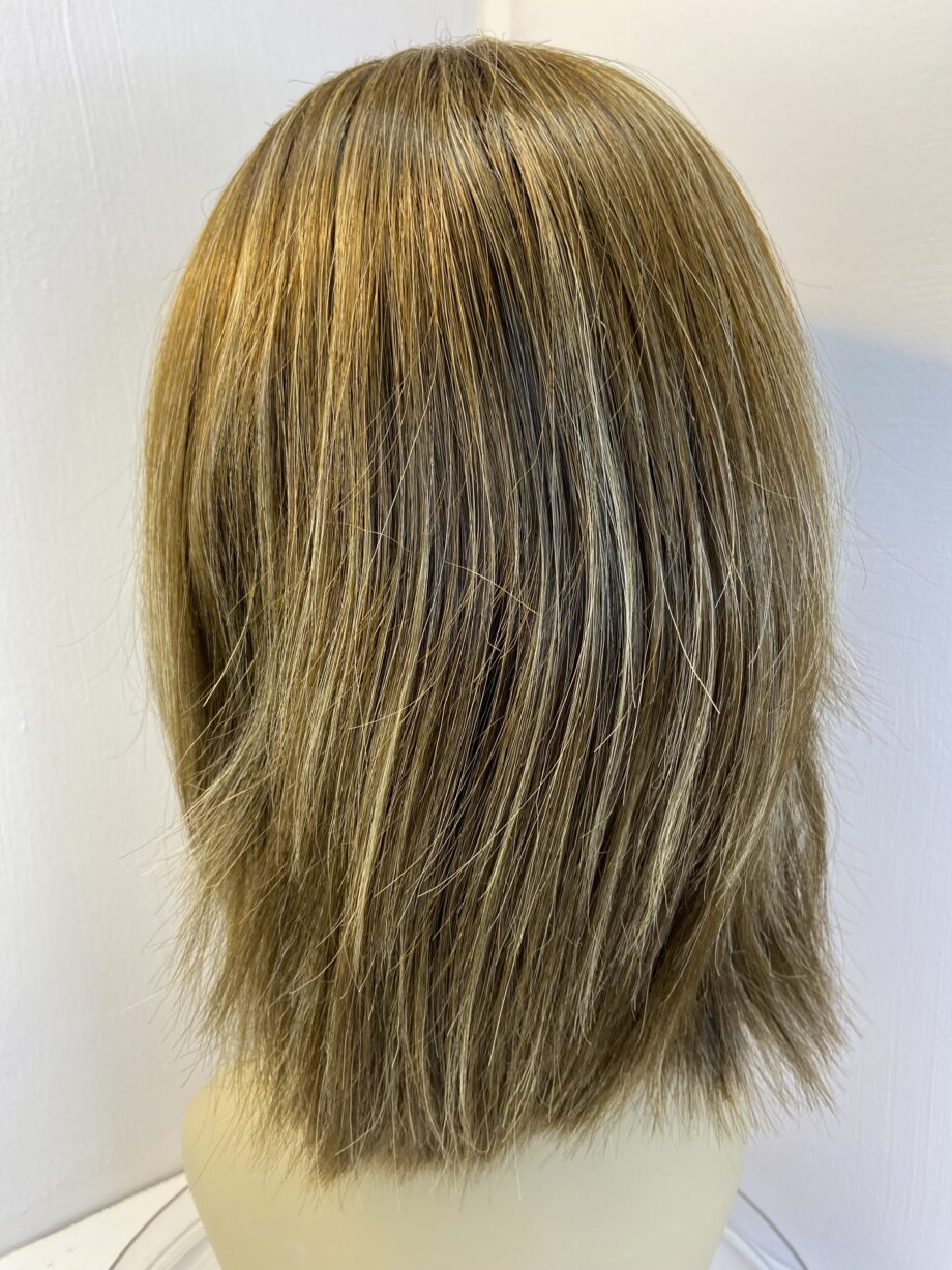Stylish brown highlighted wig. Brms112