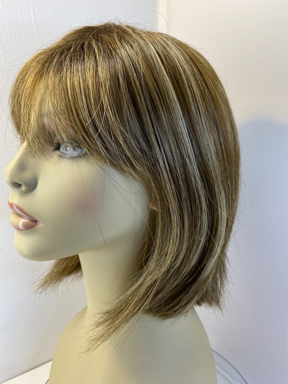 Stylish brown highlighted wig. Brms112