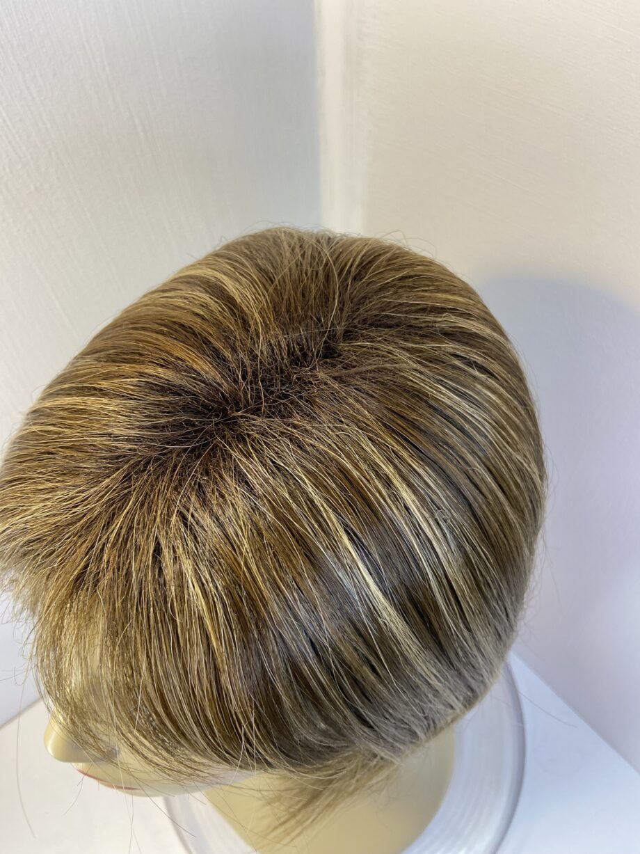 Stylish brown highlighted wig. Brms112