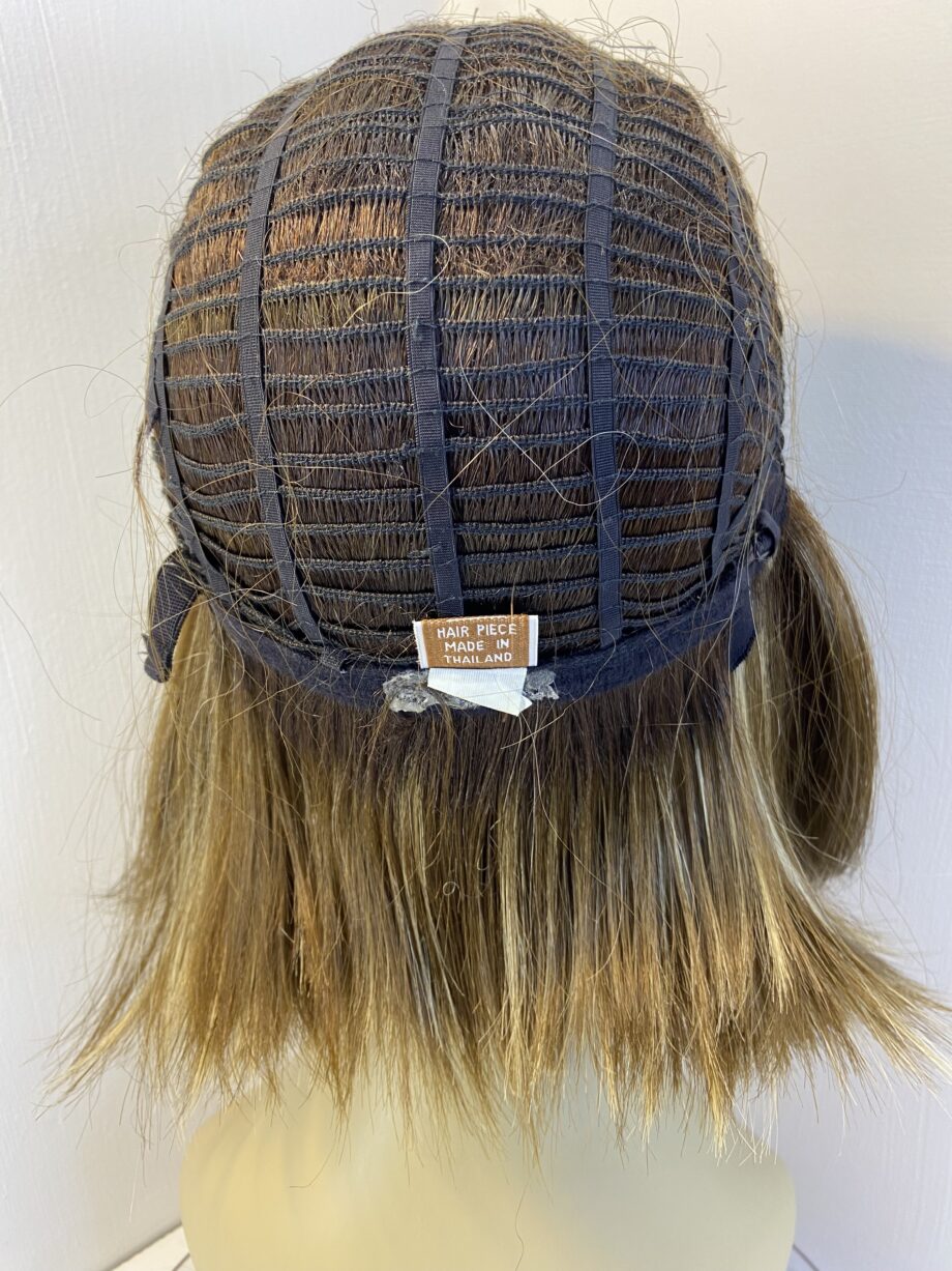 Stylish brown highlighted wig. Brms112