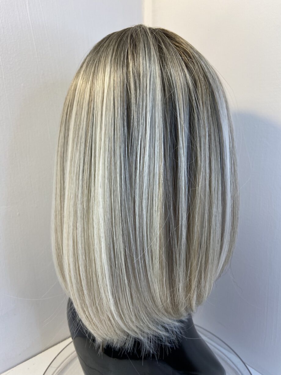 Silky blonde rooted wig. Blms114