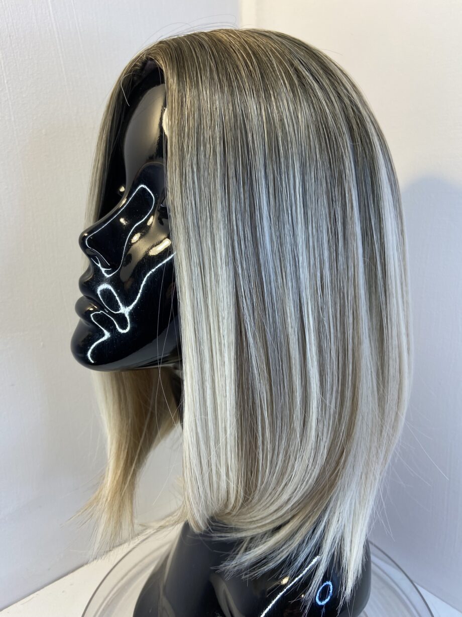 Silky blonde rooted wig. Blms114