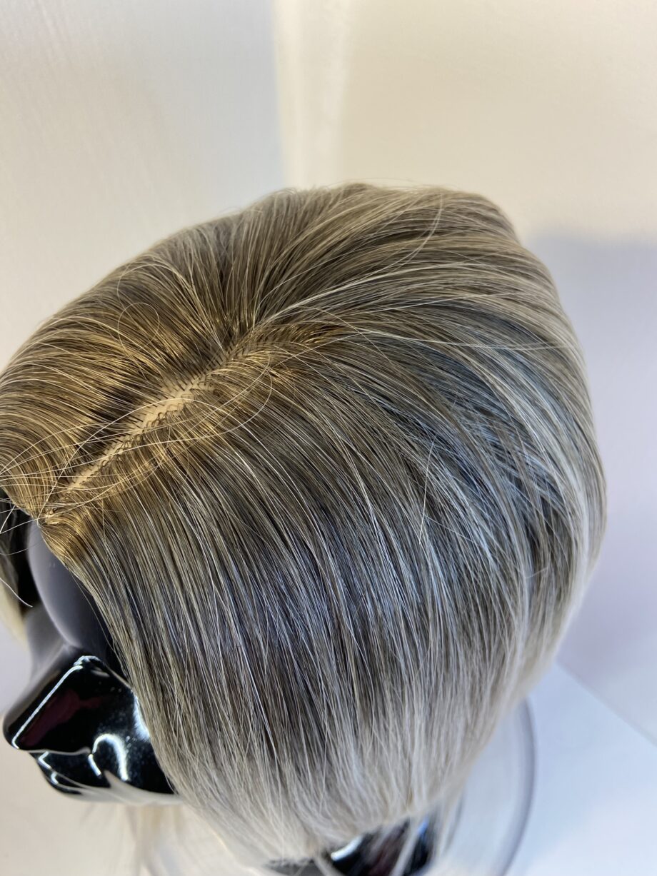 Silky blonde rooted wig. Blms114