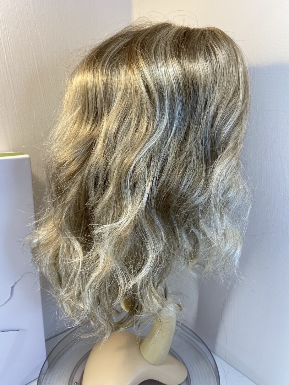 Stunning Estetica blonde wavy wig. Bbllc676