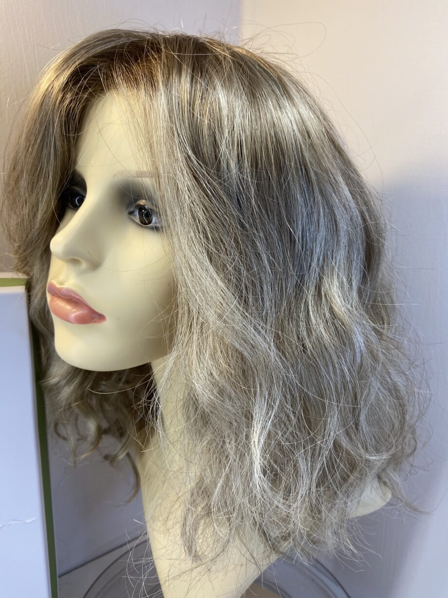 Stunning Estetica blonde wavy wig. Bbllc676