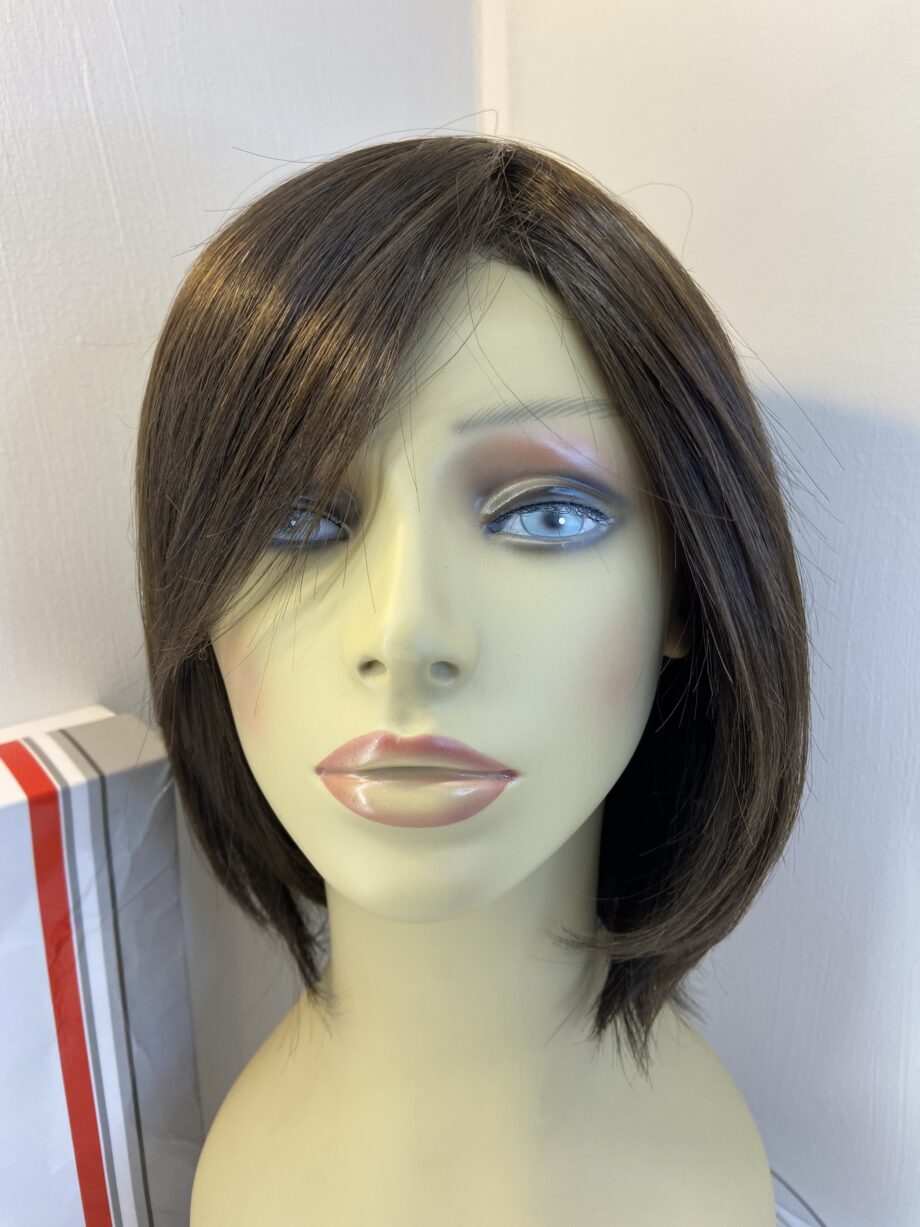 Sleek brown new wig. Bbrms677