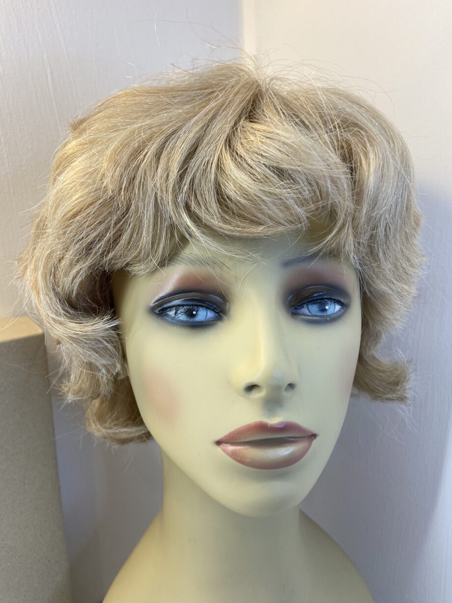 Amore design blonde wavy wig. Bblsc678