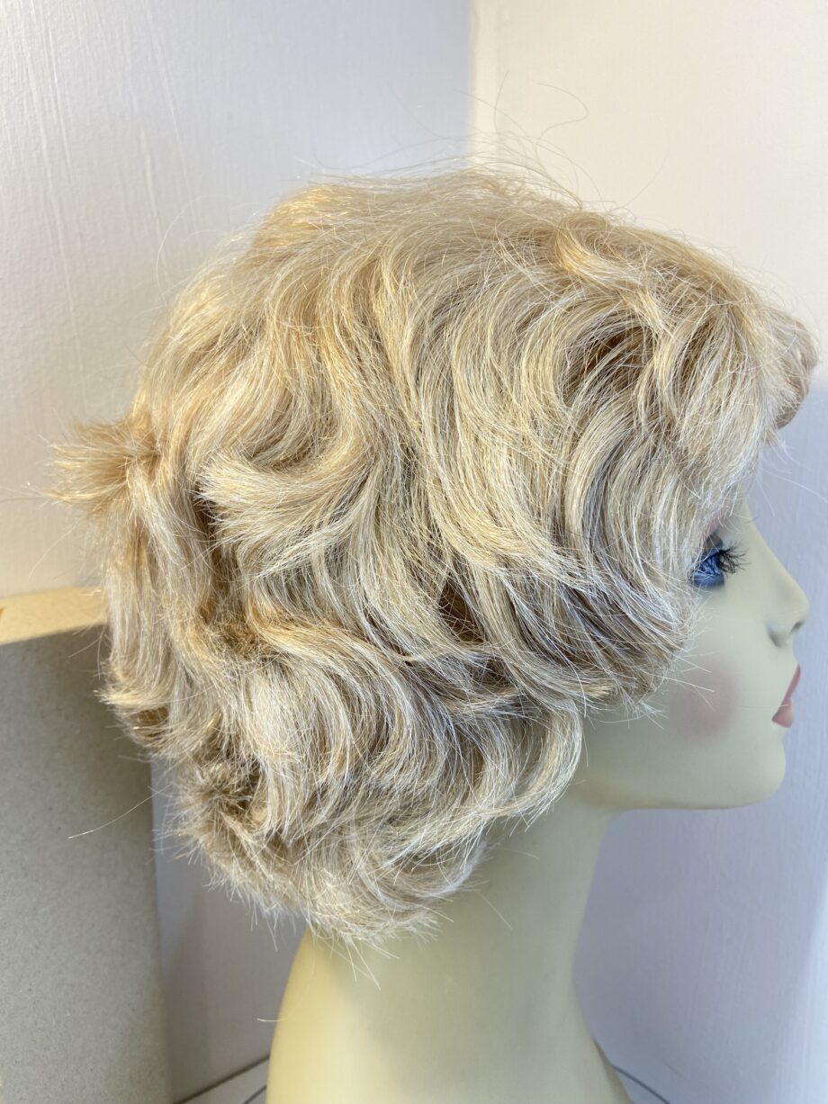 Amore design blonde wavy wig. Bblsc678