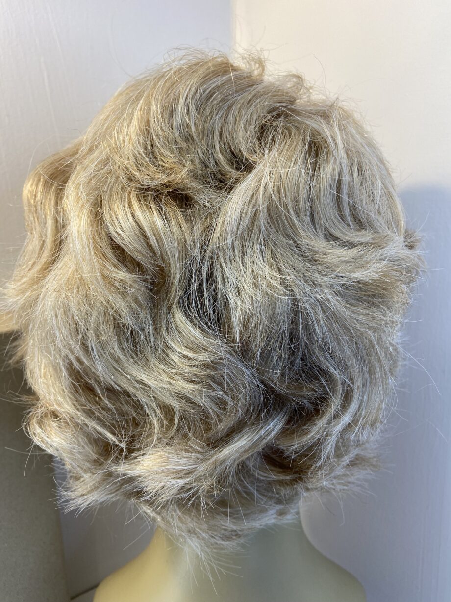 Amore design blonde wavy wig. Bblsc678
