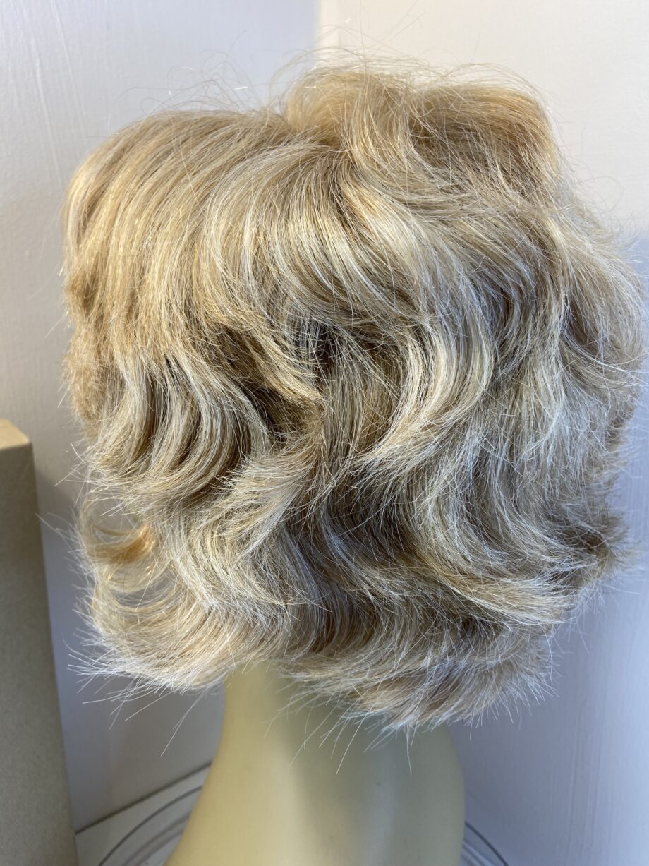 Amore design blonde wavy wig. Bblsc678