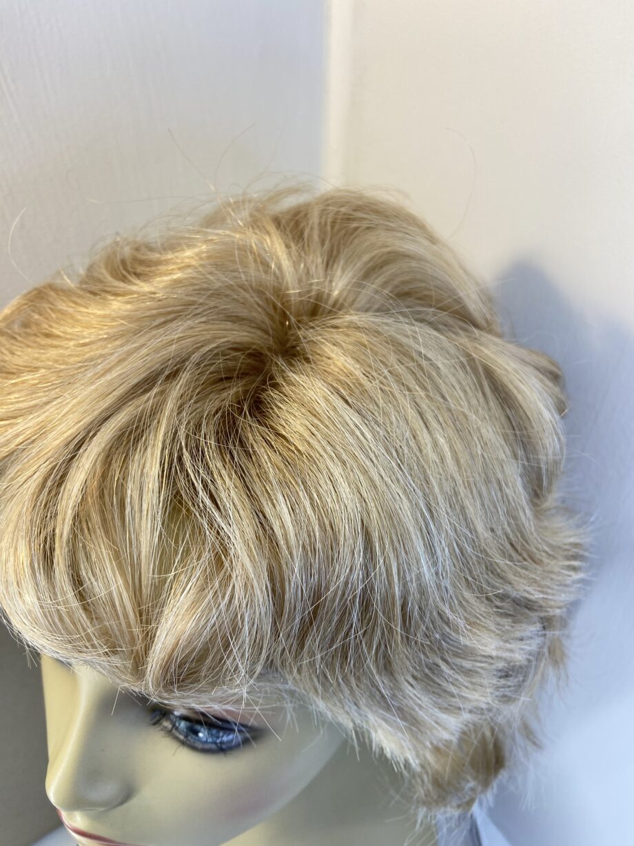 Amore design blonde wavy wig. Bblsc678