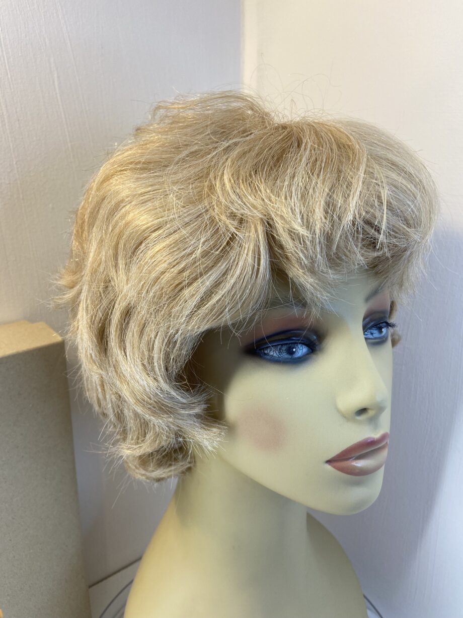 Amore design blonde wavy wig. Bblsc678