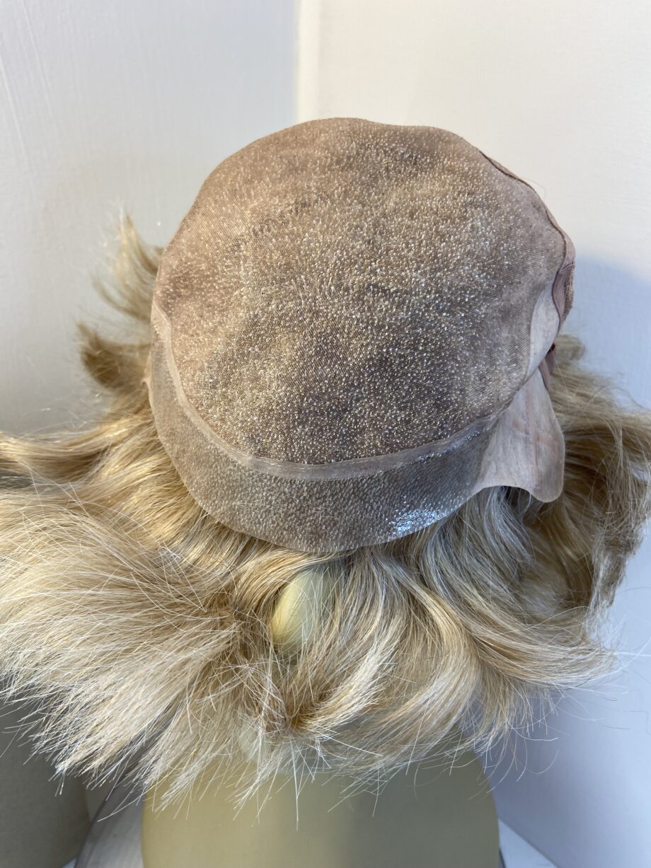 Amore design blonde wavy wig. Bblsc678