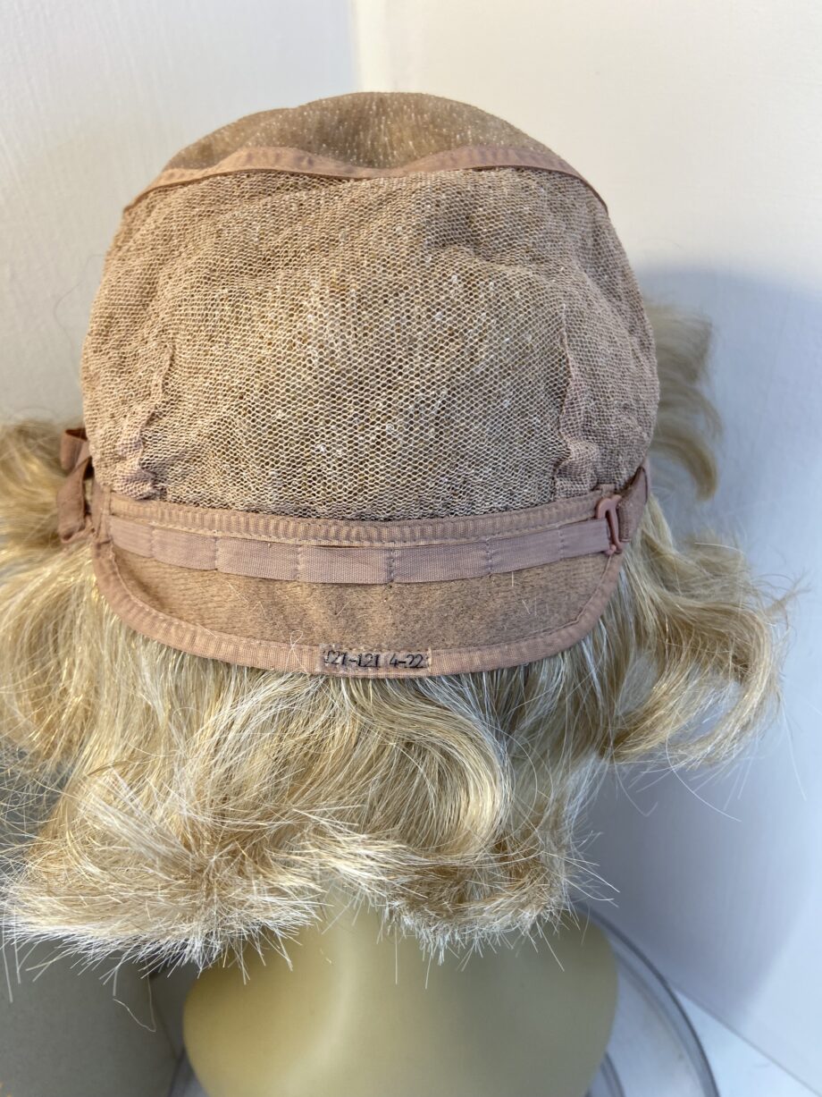 Amore design blonde wavy wig. Bblsc678
