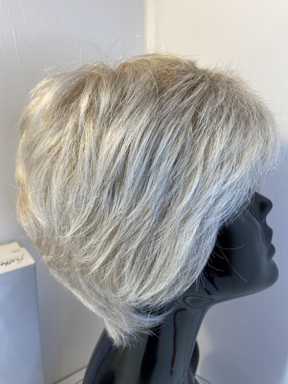 Blonde grey short wig. Bgss679