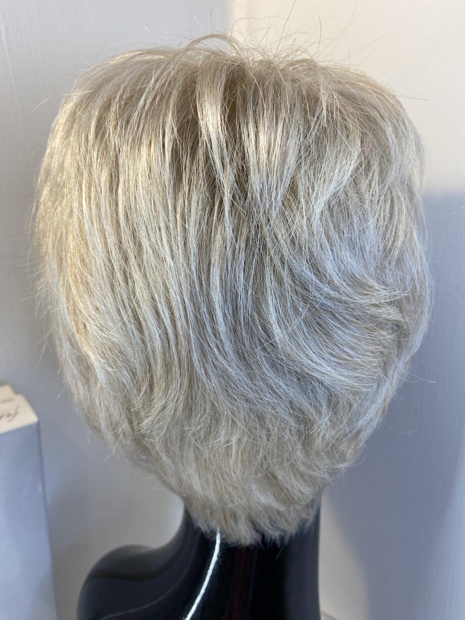 Blonde grey short wig. Bgss679