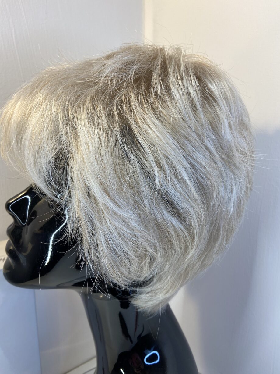 Blonde grey short wig. Bgss679