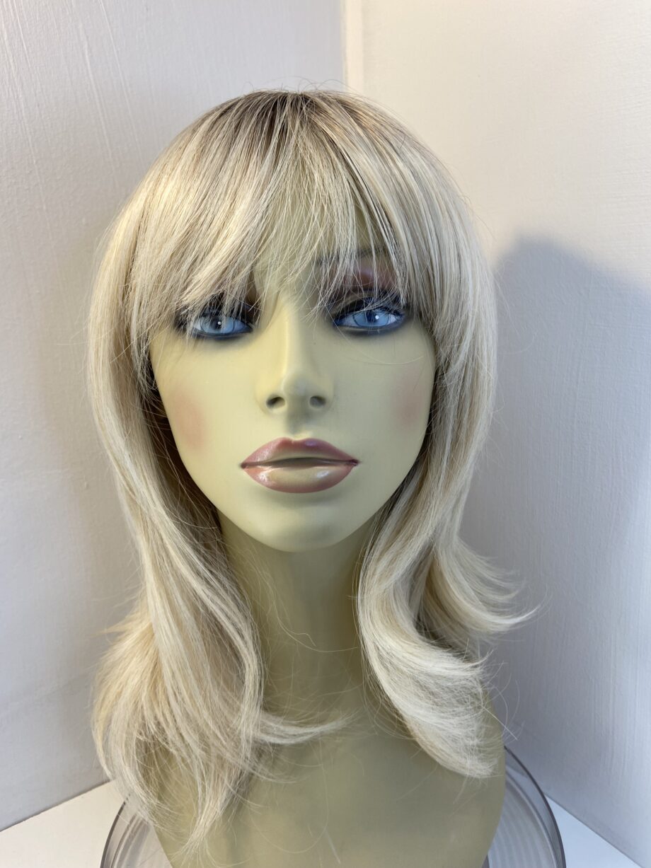 Stunning blonde rooted wig. Blms5013