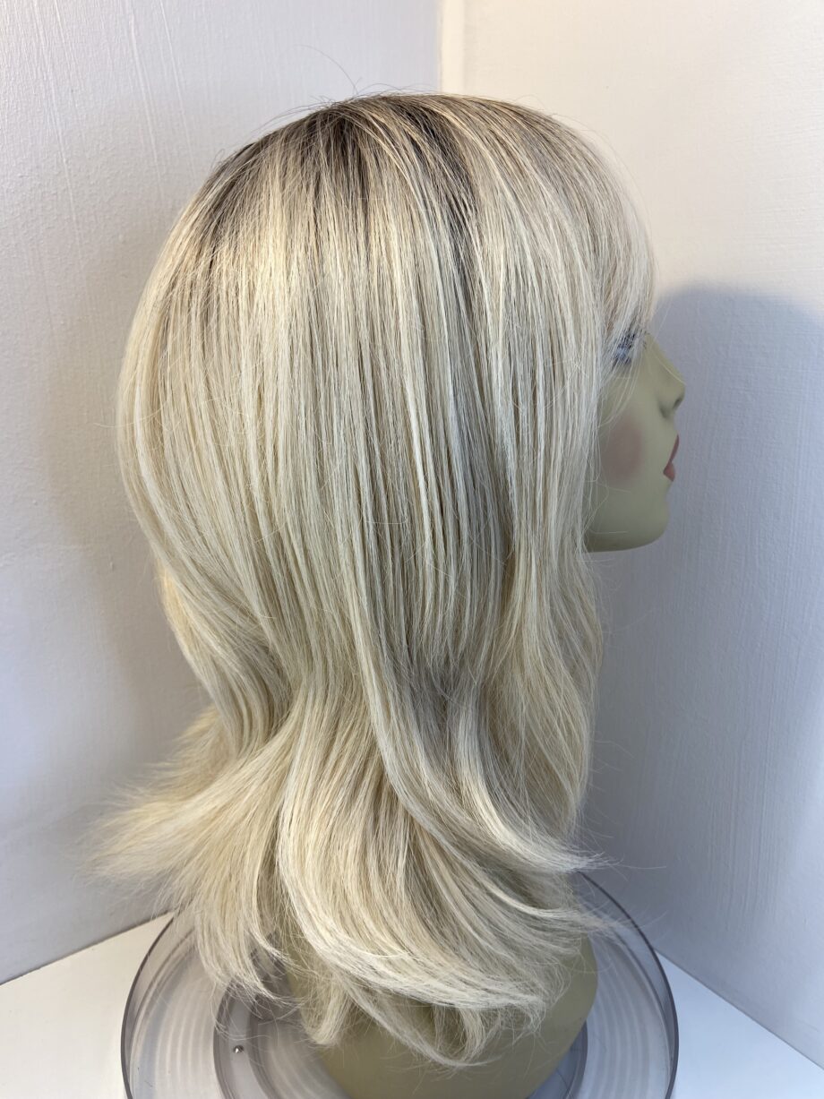 Stunning blonde rooted wig. Blms5013
