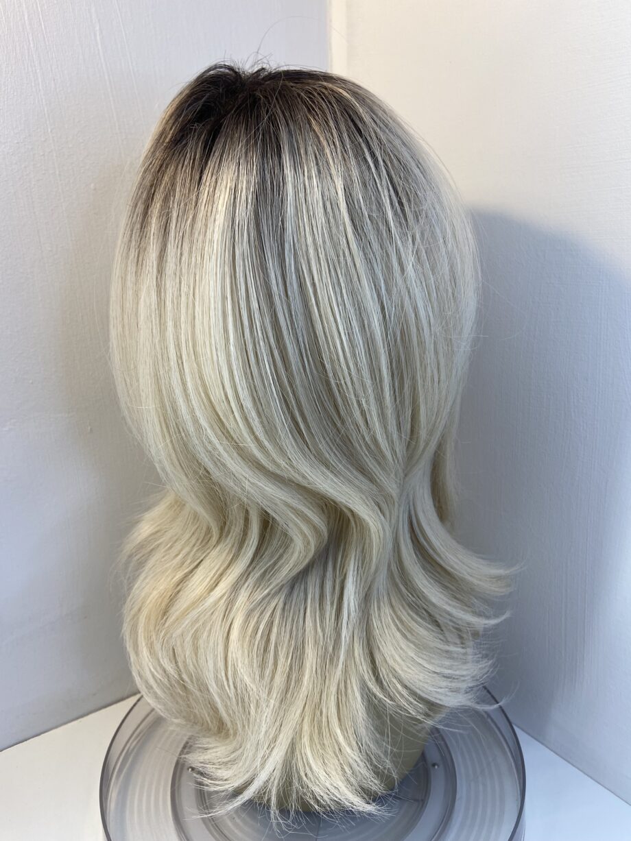 Stunning blonde rooted wig. Blms5013