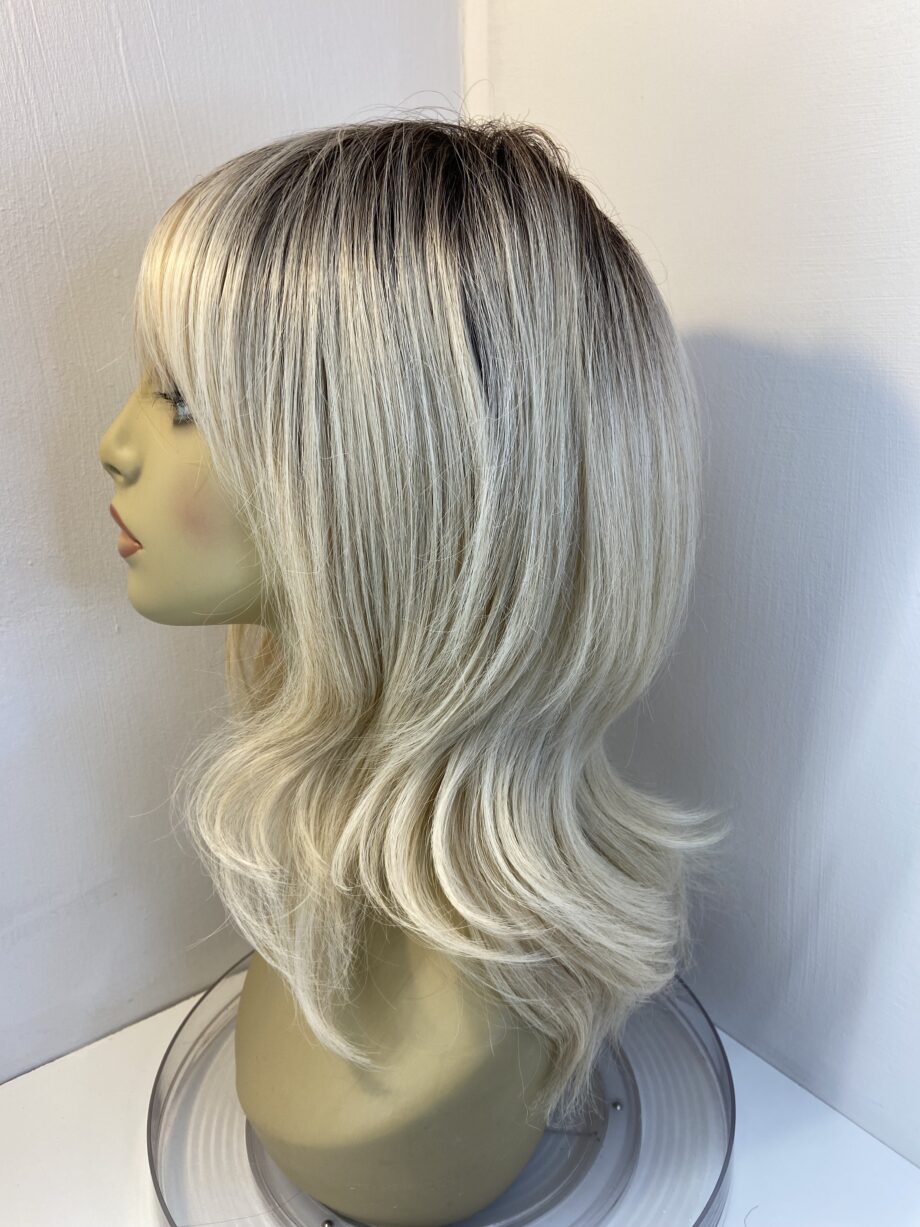 Stunning blonde rooted wig. Blms5013