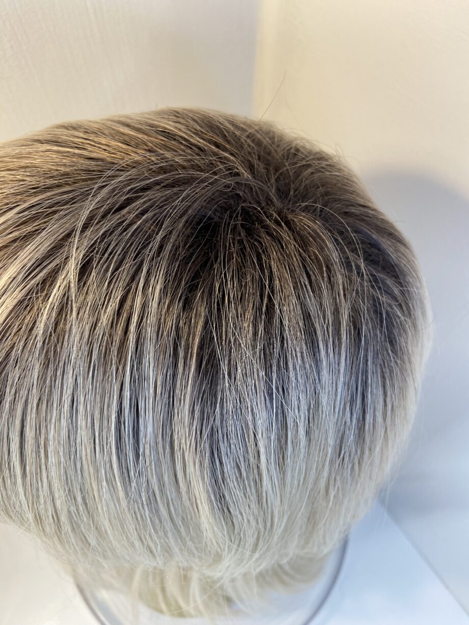 Stunning blonde rooted wig. Blms5013