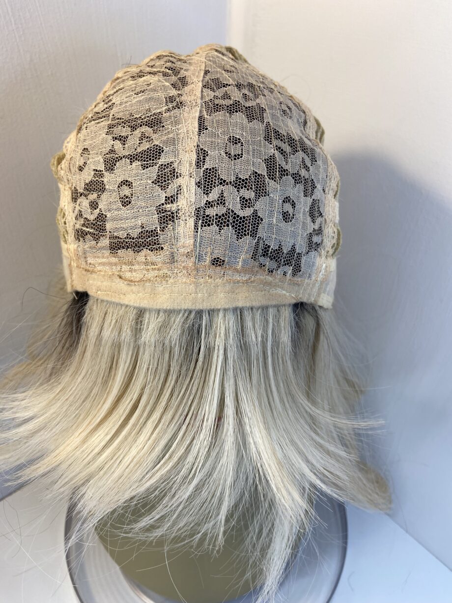 Stunning blonde rooted wig. Blms5013