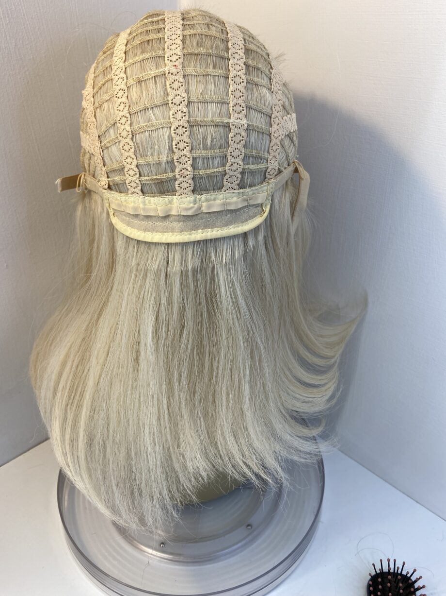 Stunning blonde rooted wig. Blms5013