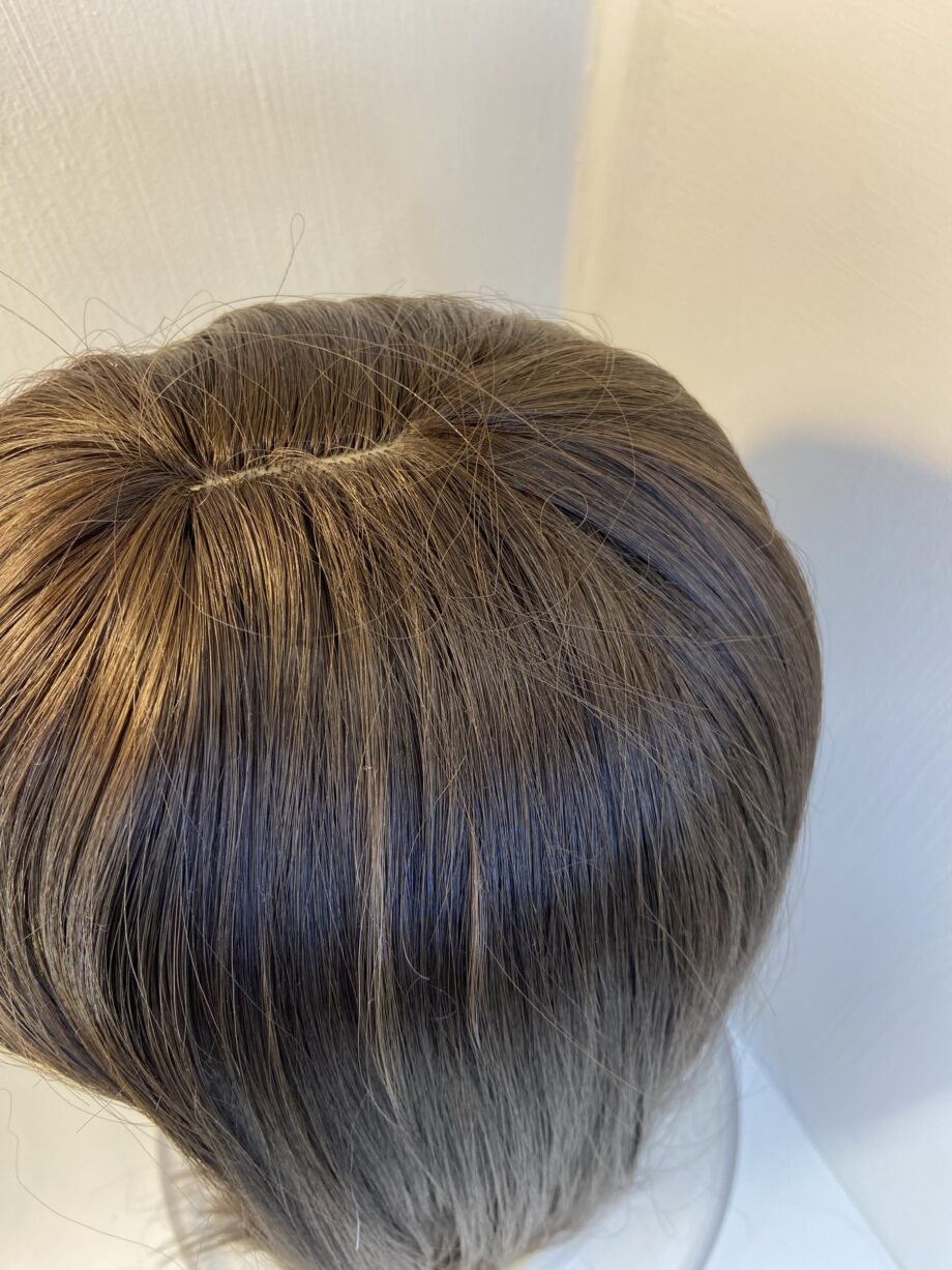Long brown wig. Brls5015