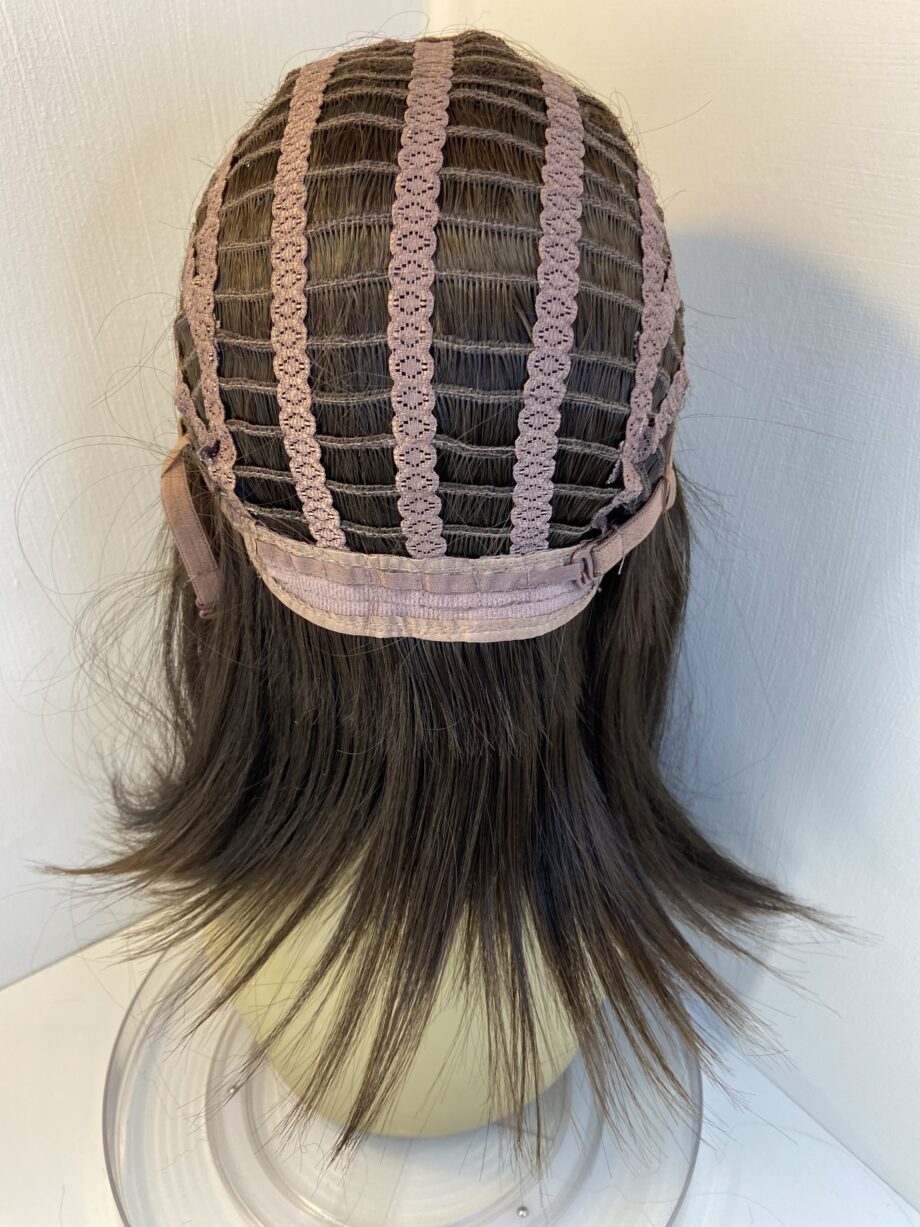 Long brown wig. Brls5015