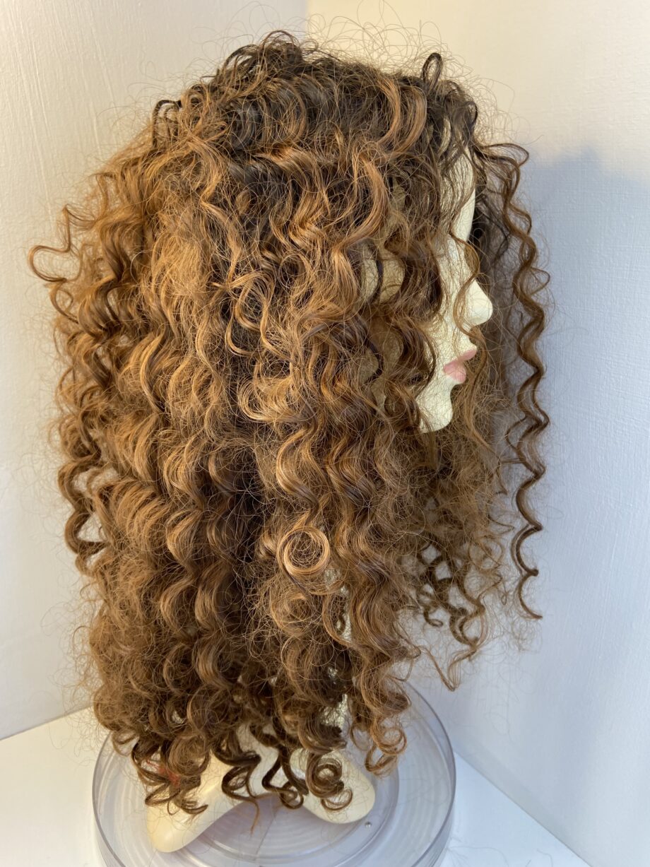 Curly long brown wig. Brlc5017