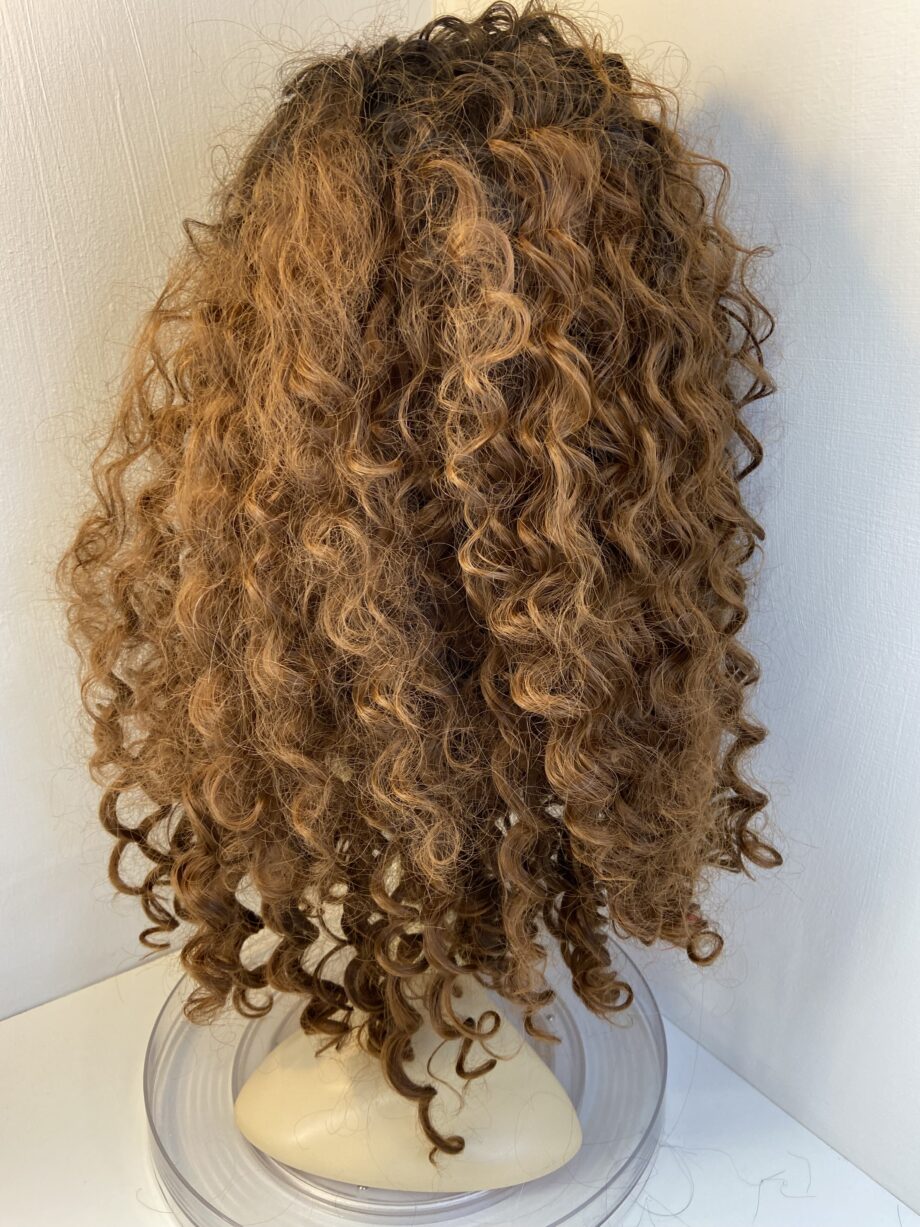 Curly long brown wig. Brlc5017
