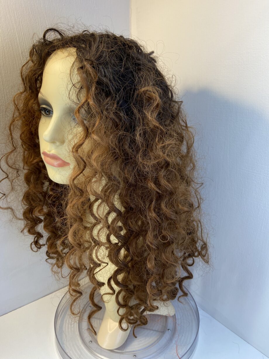 Curly long brown wig. Brlc5017