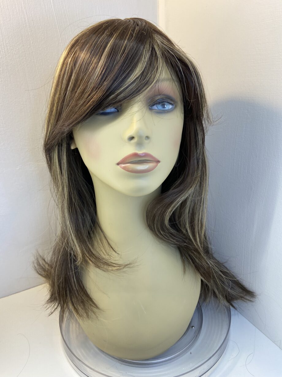Long brown highlighted wig. Brls5019