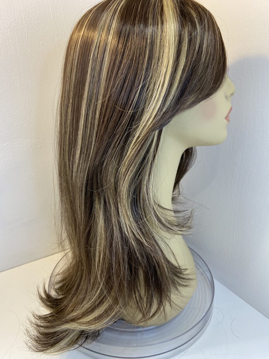 Long brown highlighted wig. Brls5019