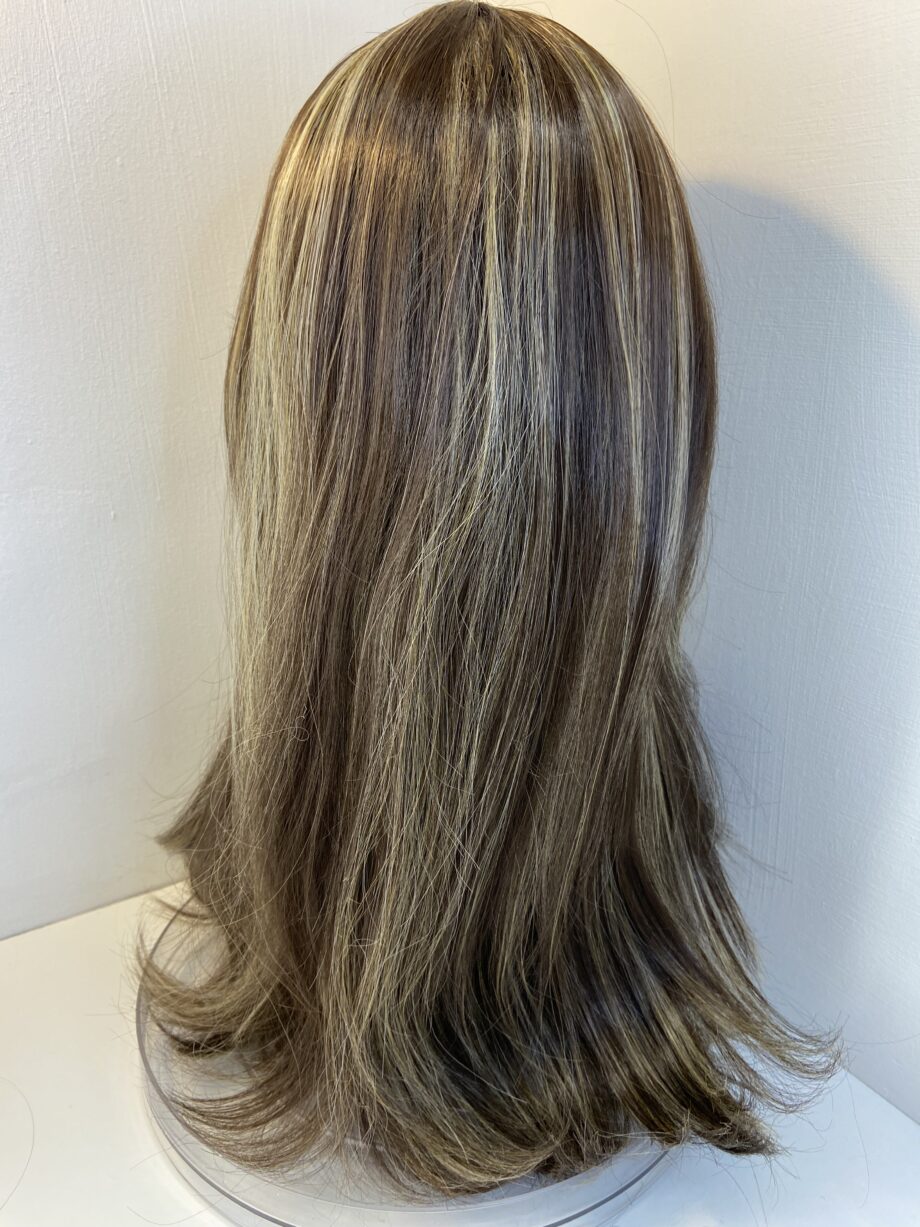 Long brown highlighted wig. Brls5019