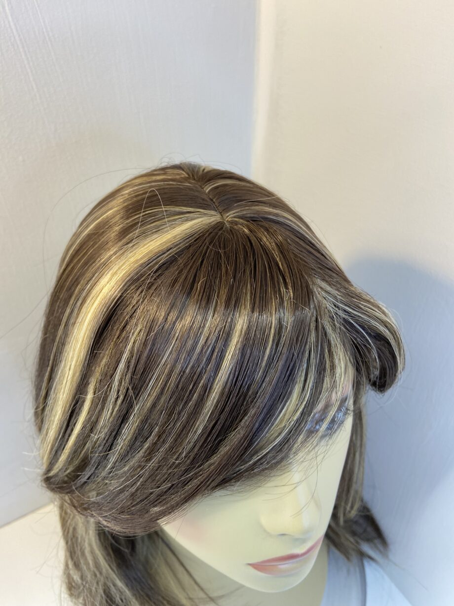 Long brown highlighted wig. Brls5019
