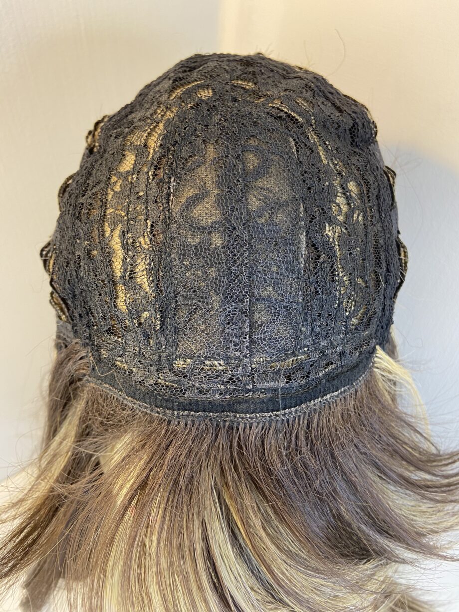 Long brown highlighted wig. Brls5019