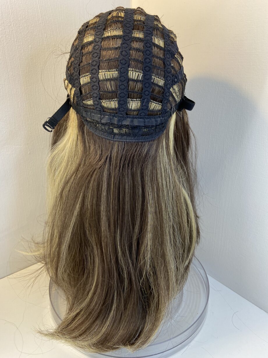 Long brown highlighted wig. Brls5019