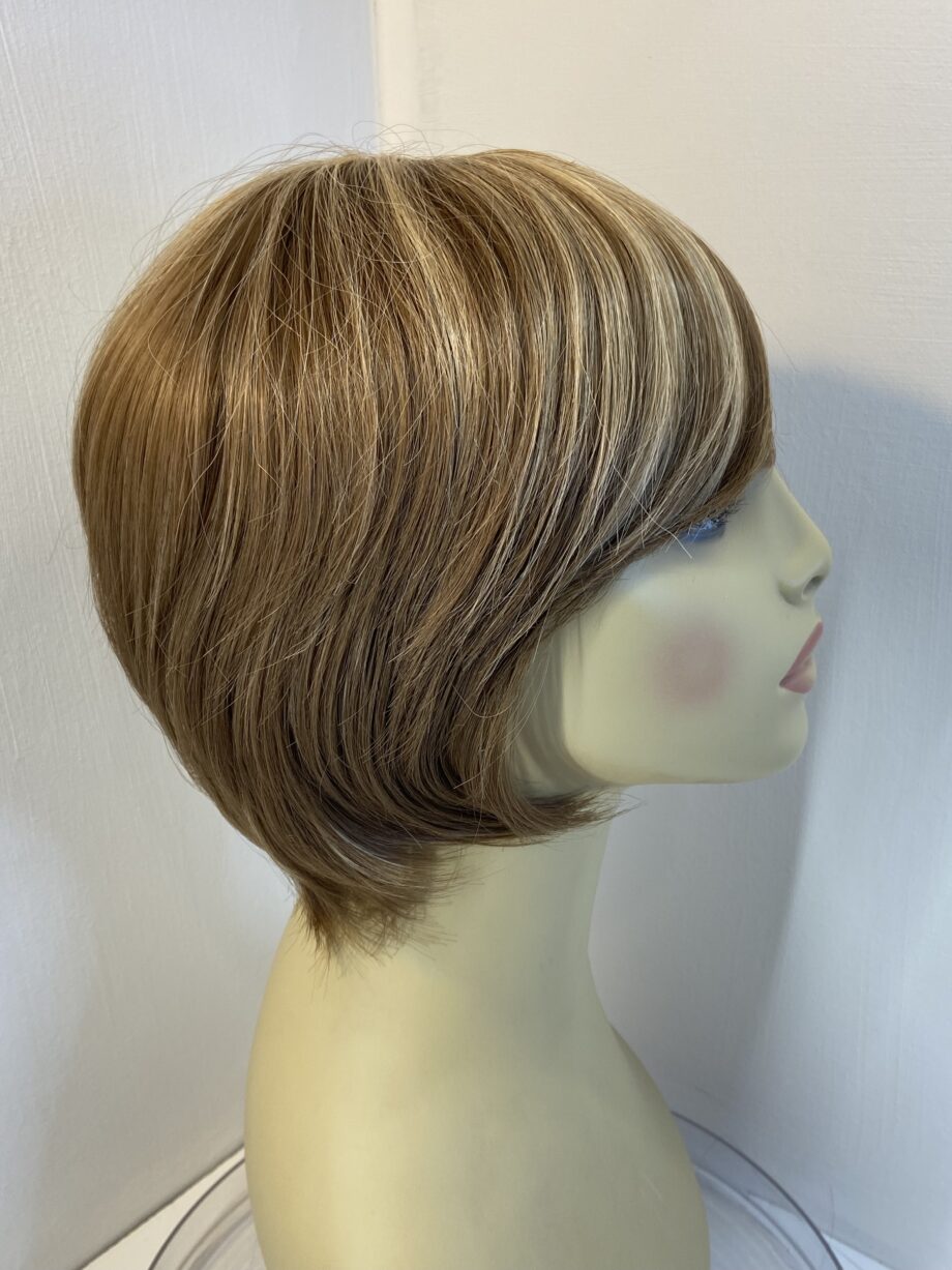 Superb light brown highlighted wig. Blss3360