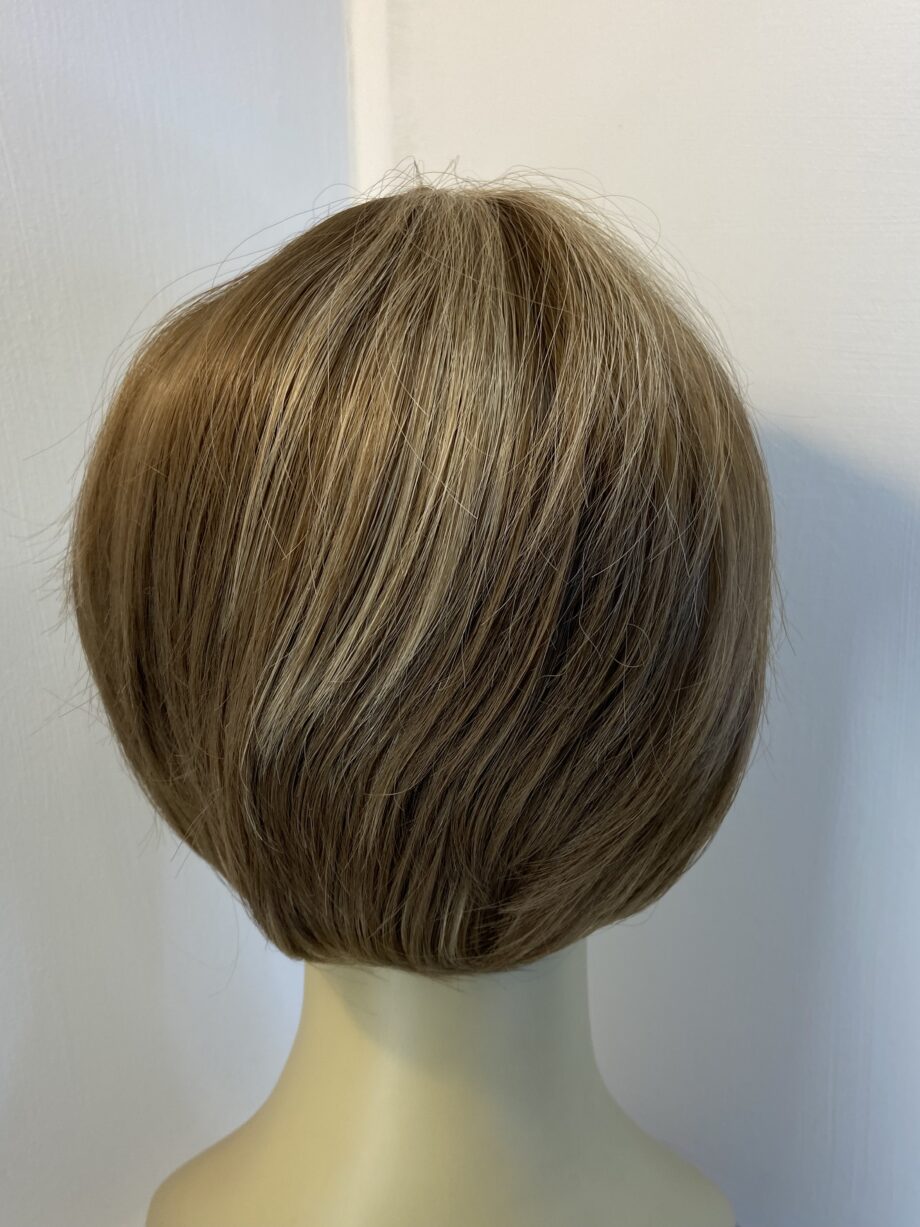 Superb light brown highlighted wig. Blss3360