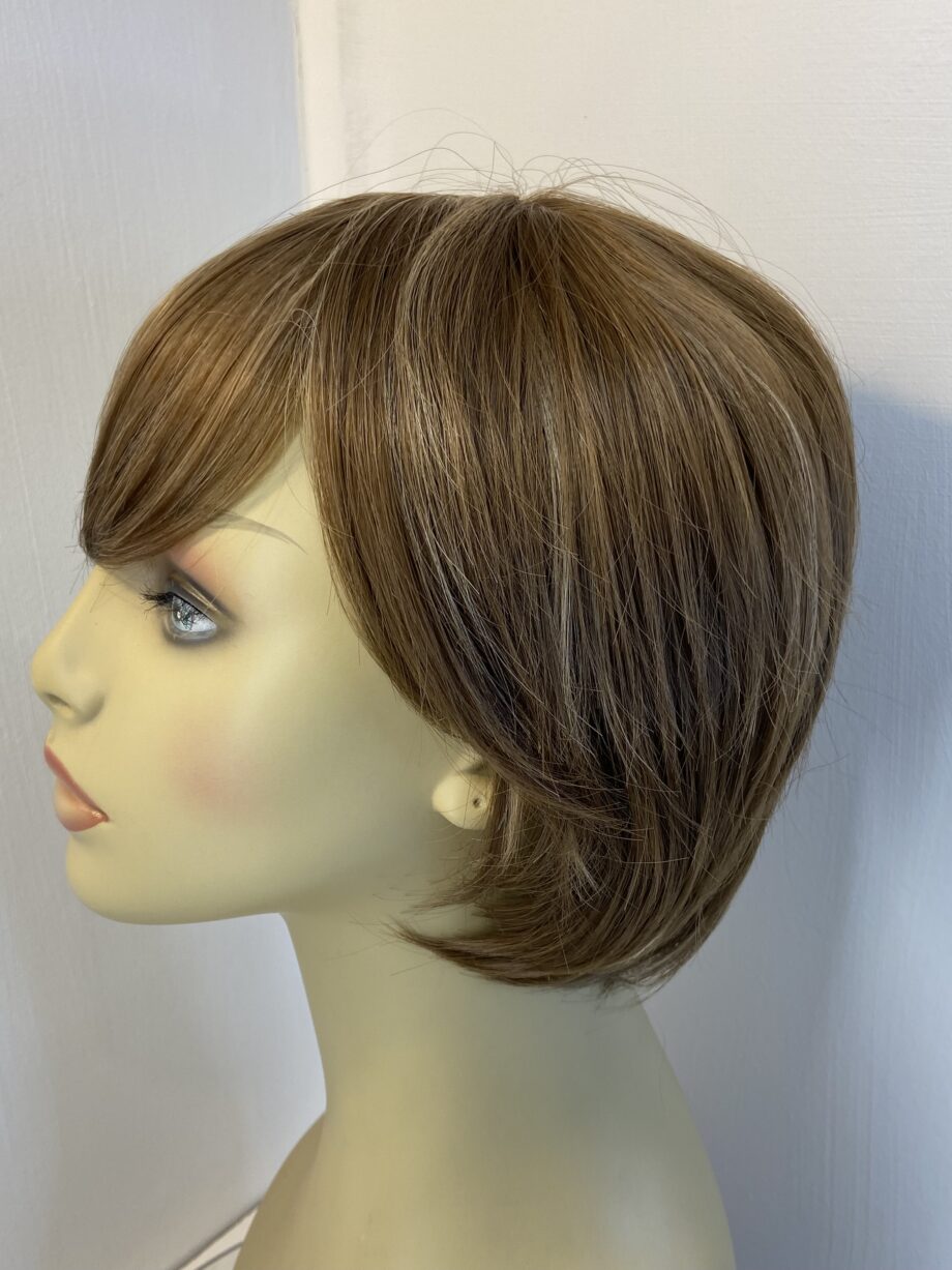 Superb light brown highlighted wig. Blss3360