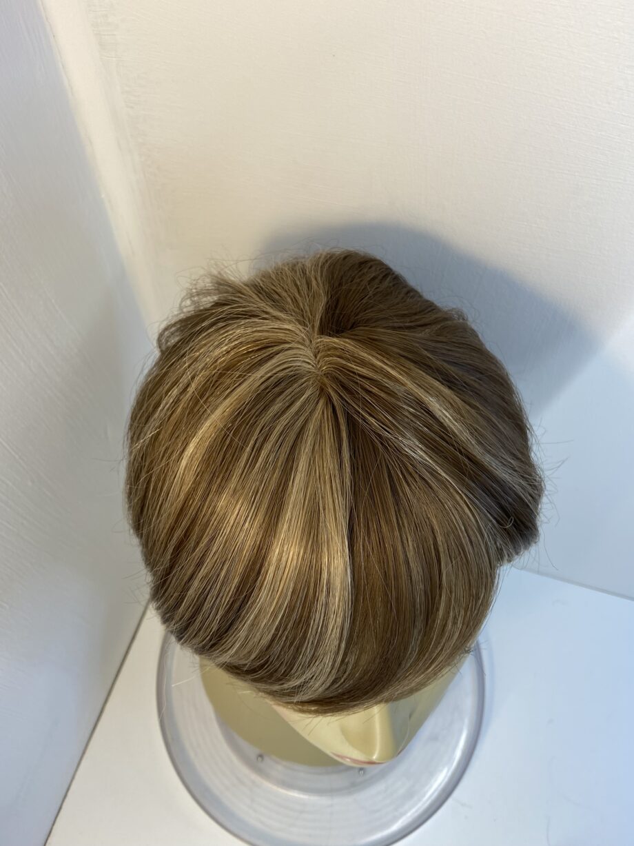 Superb light brown highlighted wig. Blss3360