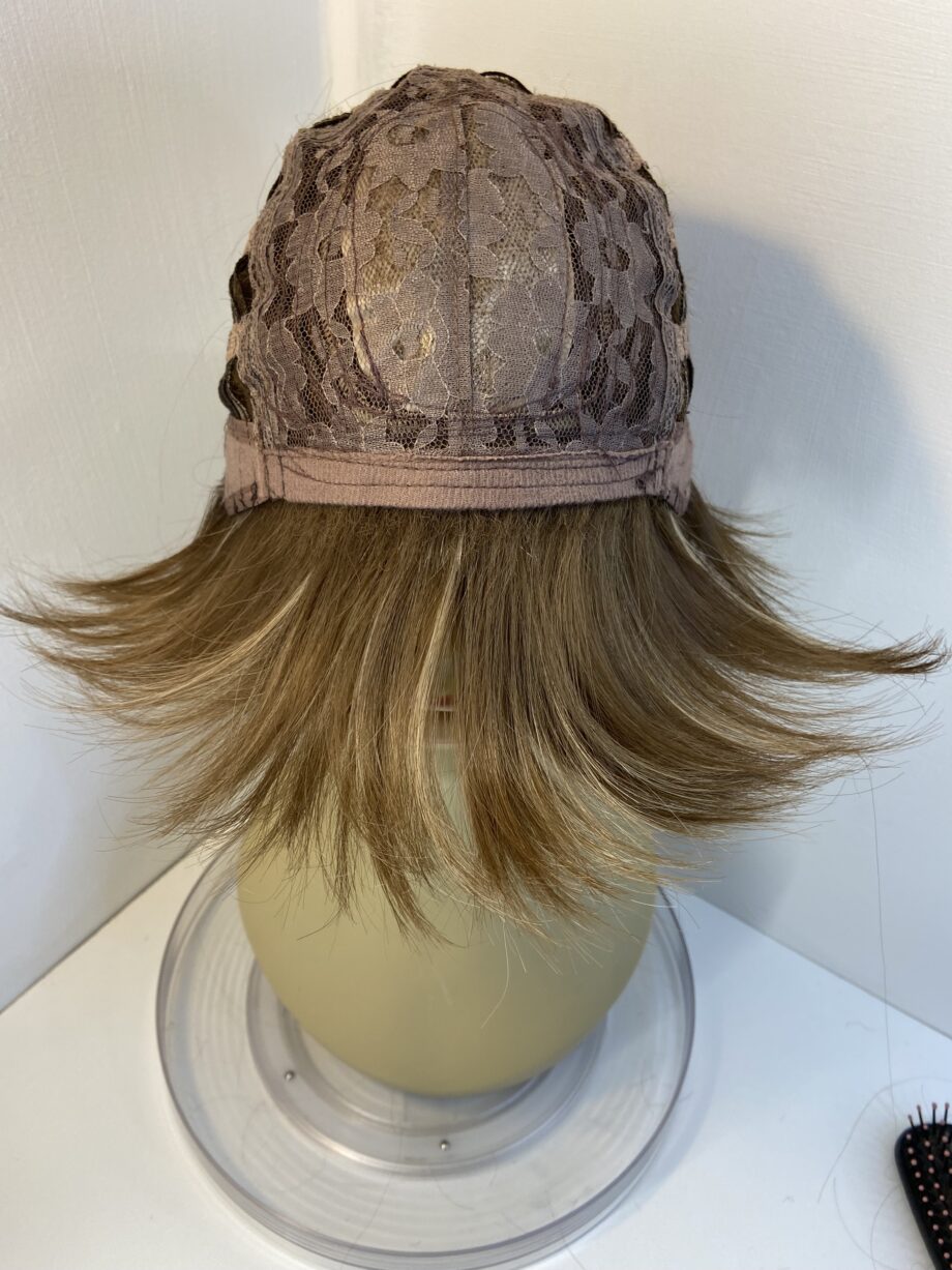 Superb light brown highlighted wig. Blss3360