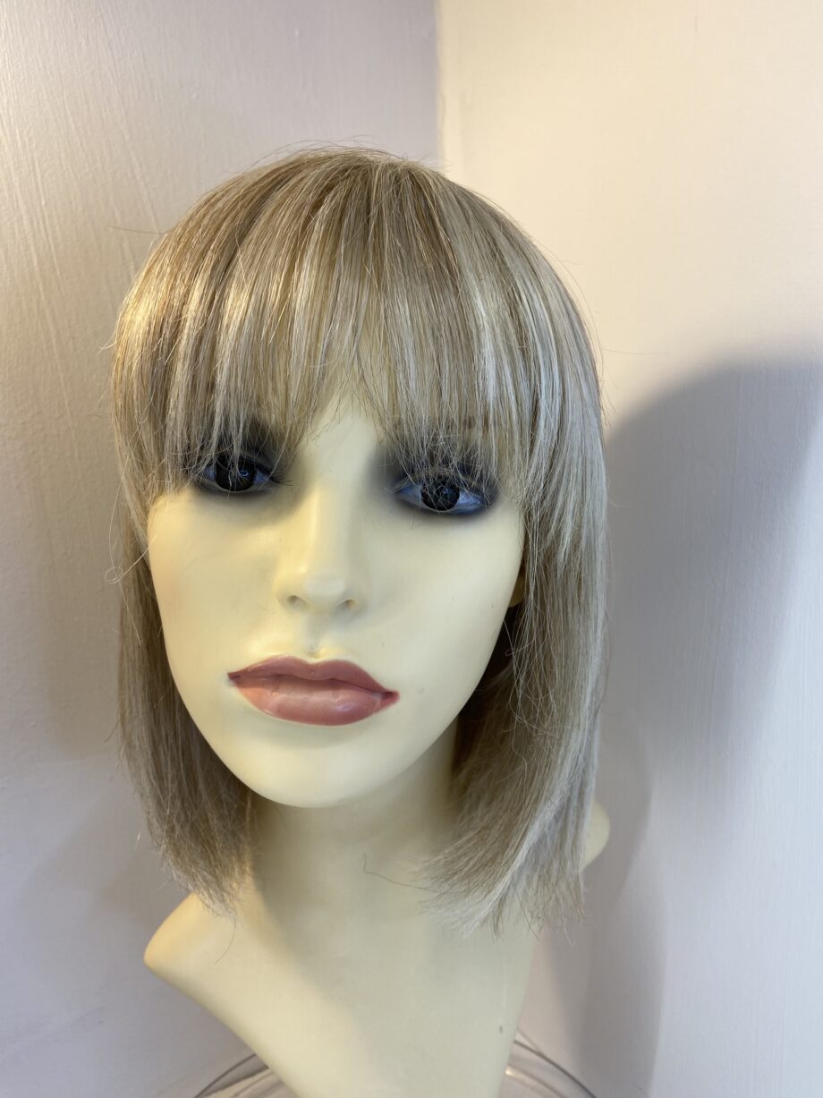 Blonde designer wig. Blms3365