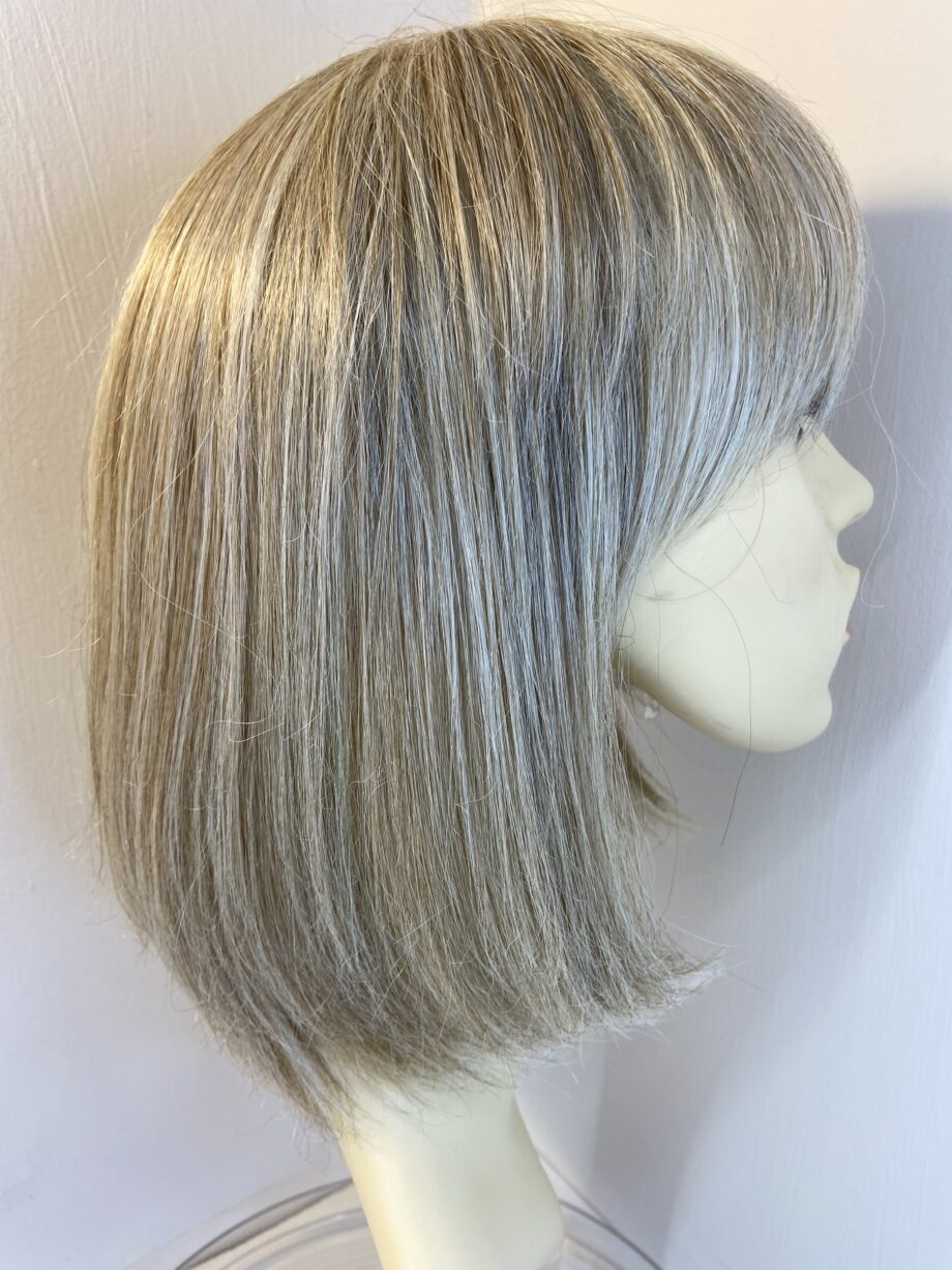 Blonde designer wig. Blms3365